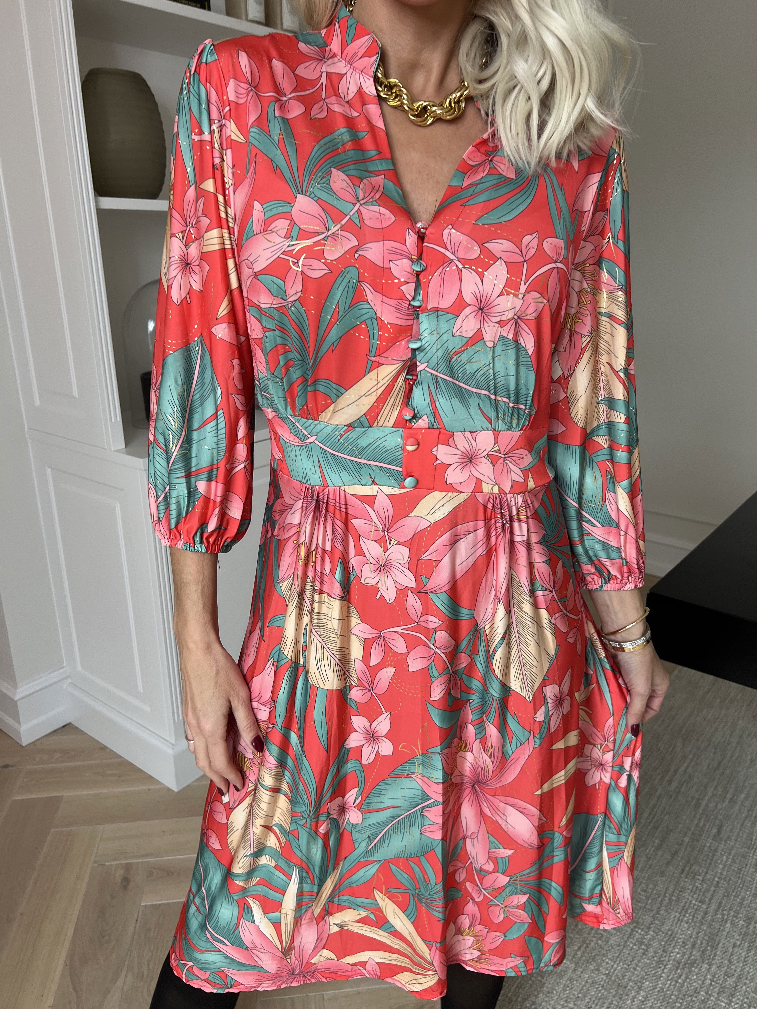 Vivien New Leaf - 3/4 ærmet kjole med mønster og slåede knapper